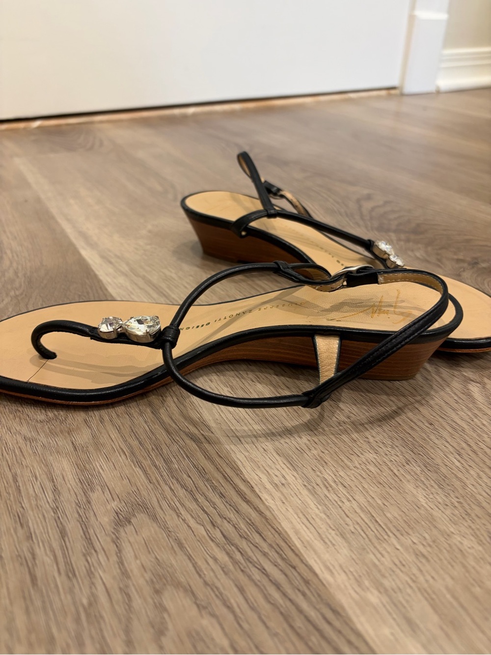 Giuseppe Zanotti Black Leather T-Strap Sandals with Crystal Accents. Size 37/7 - Picture 5 of 12